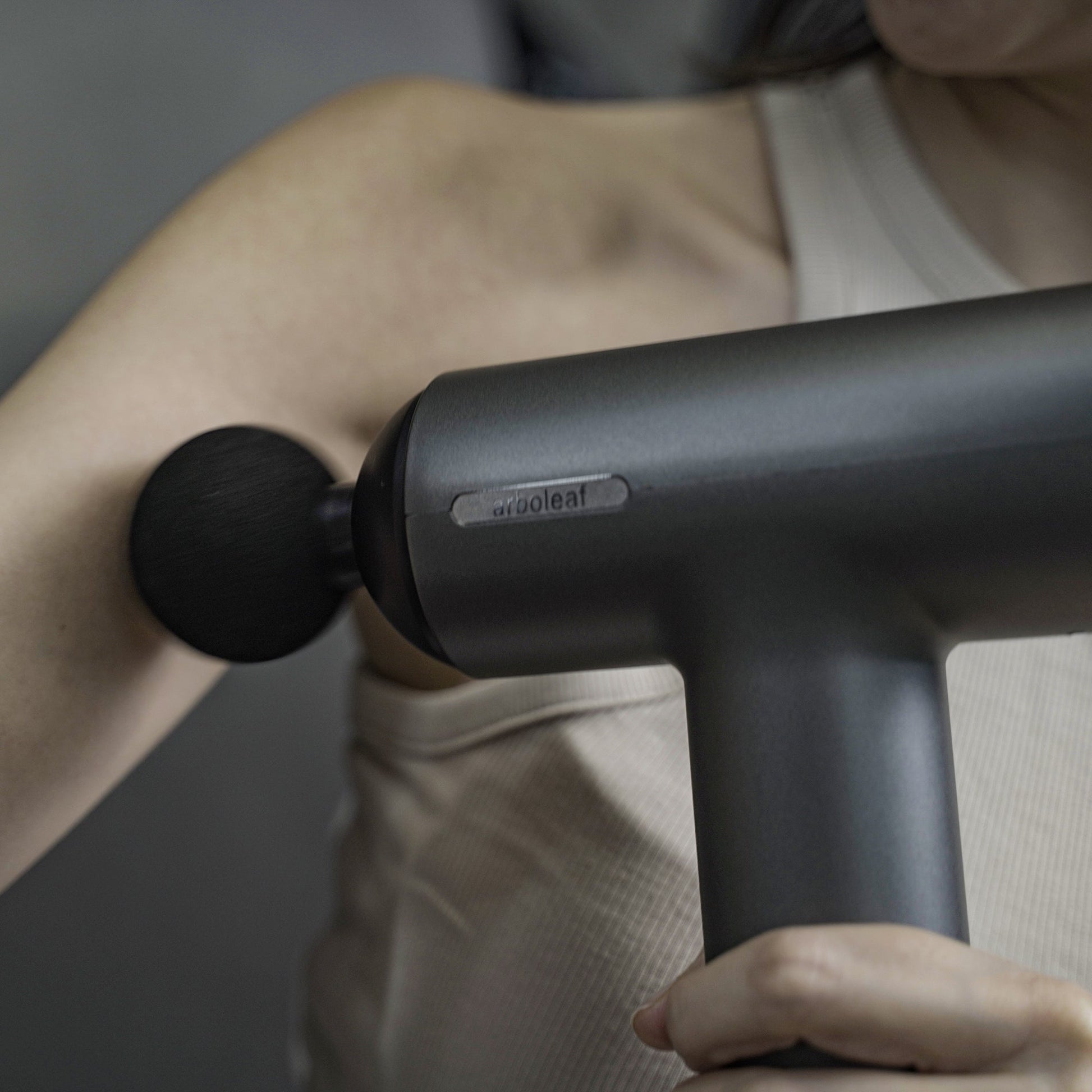 Massagegerät mit 6 Geschwindigkeitsstufen | T-förmiger Muskelmassager mit 5 Aufsätzen und bis zu 6 Stunden Akkulaufzeit