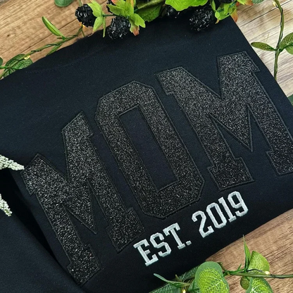 Sweat personnalisé maman à paillettes, année et prénoms sur la manche