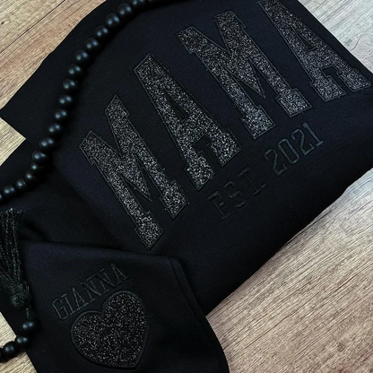 Sweat personnalisé maman à paillettes, année et prénoms sur la manche