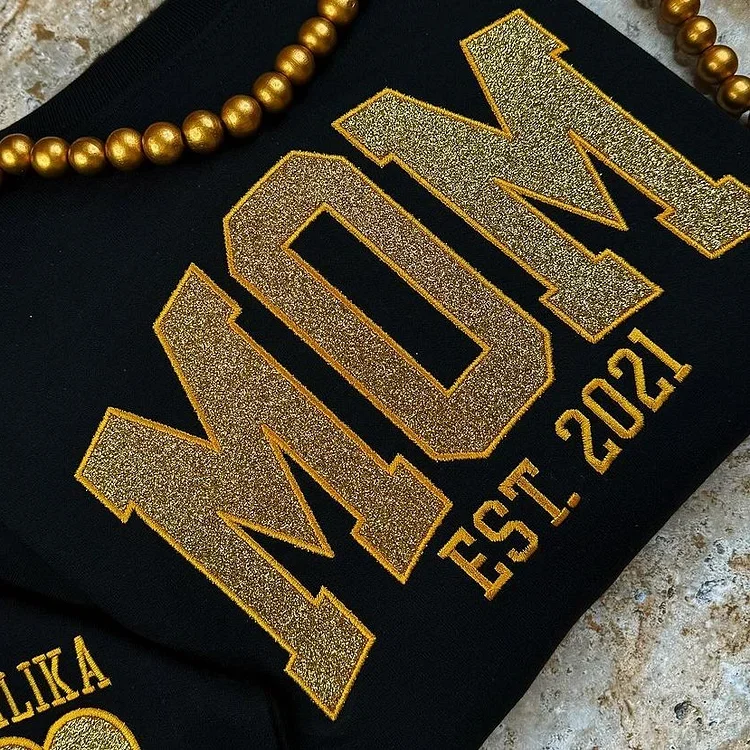 Sweat personnalisé maman à paillettes, année et prénoms sur la manche