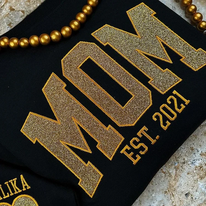Sweat personnalisé maman à paillettes, année et prénoms sur la manche