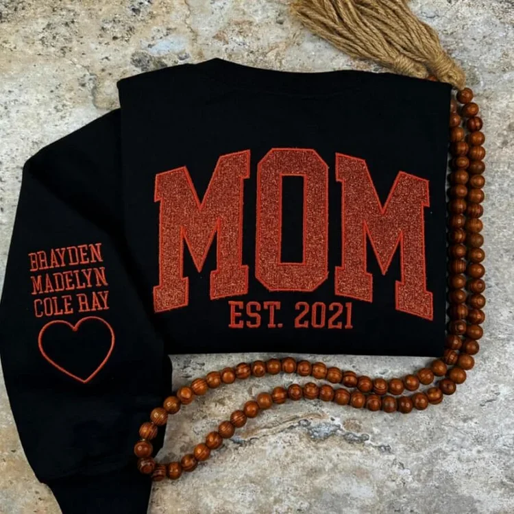 Sweat personnalisé maman à paillettes, année et prénoms sur la manche