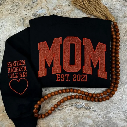 Sweat personnalisé maman à paillettes, année et prénoms sur la manche