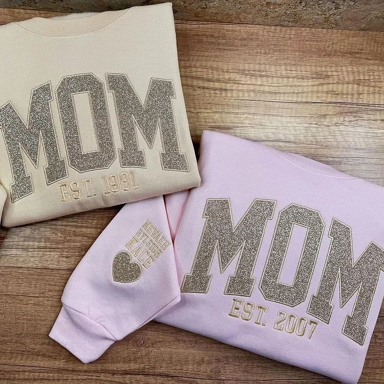 Sweat personnalisé maman à paillettes, année et prénoms sur la manche