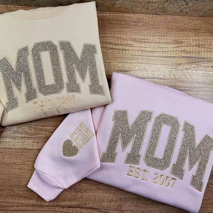 Sweat personnalisé maman à paillettes, année et prénoms sur la manche