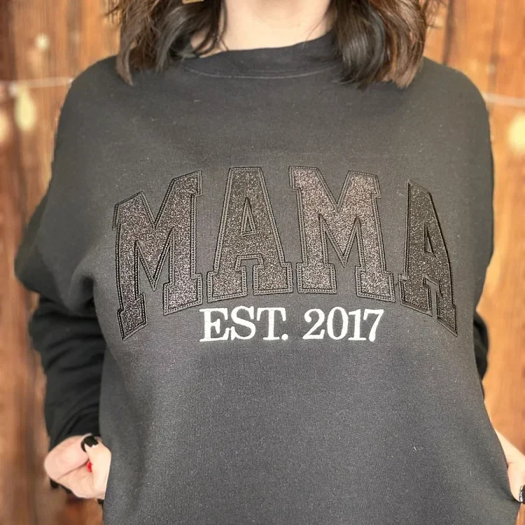 Sweat personnalisé maman à paillettes, année et prénoms sur la manche