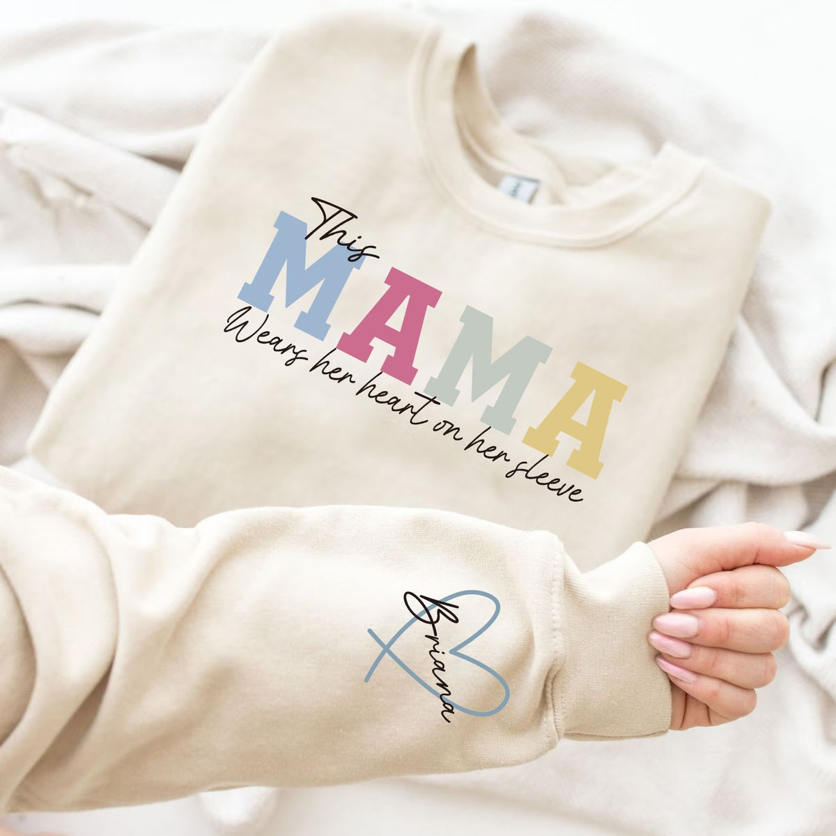 Pull personnalisé maman avec prénoms dans des cœurs sur la manche