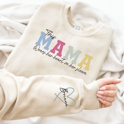 Pull personnalisé maman avec prénoms dans des cœurs sur la manche