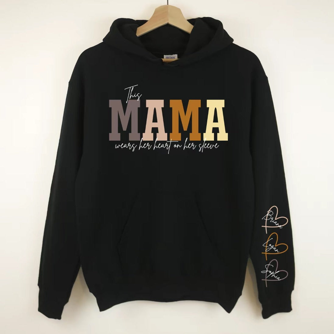 Pull personnalisé maman avec prénoms dans des cœurs sur la manche