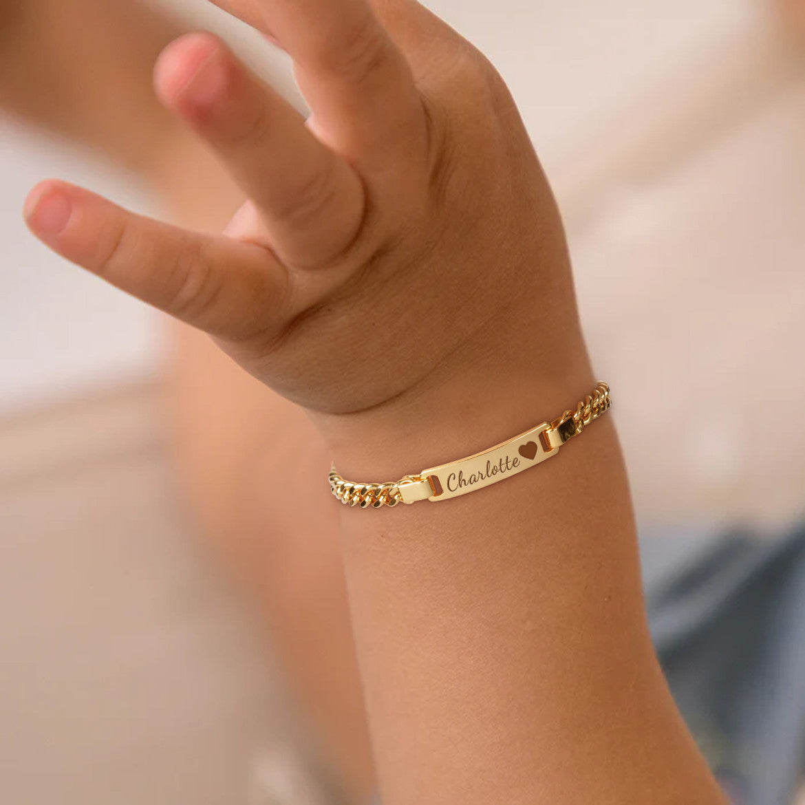 Bracelet bébé doré personnalisé avec prénom gravé