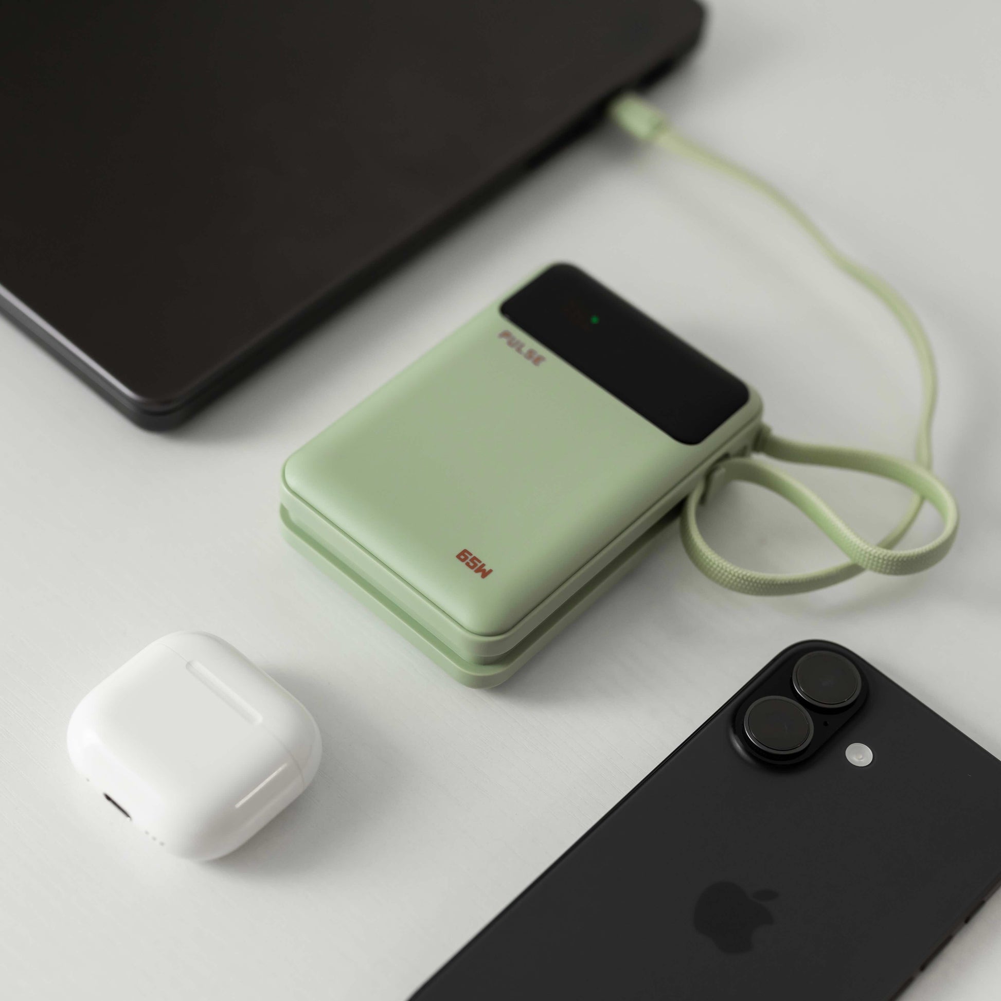 Powerbank 20.000 mAh | Kompakte Laptop-Powerbank mit 65 W Power Delivery, USB-C-Kabel und mehreren Ladeanschlüssen