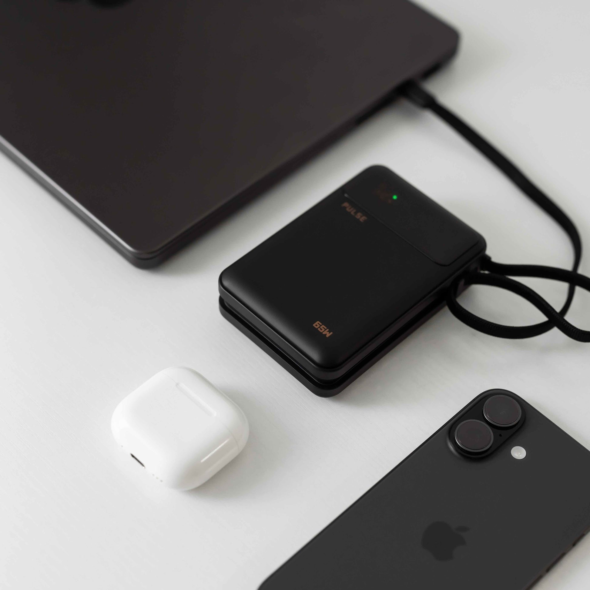 Powerbank 20.000 mAh | Kompakte Laptop-Powerbank mit 65 W Power Delivery, USB-C-Kabel und mehreren Ladeanschlüssen