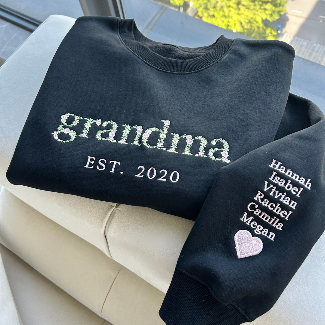 Sweat maman personnalisé à broderie florale, année et prénoms sur la manche