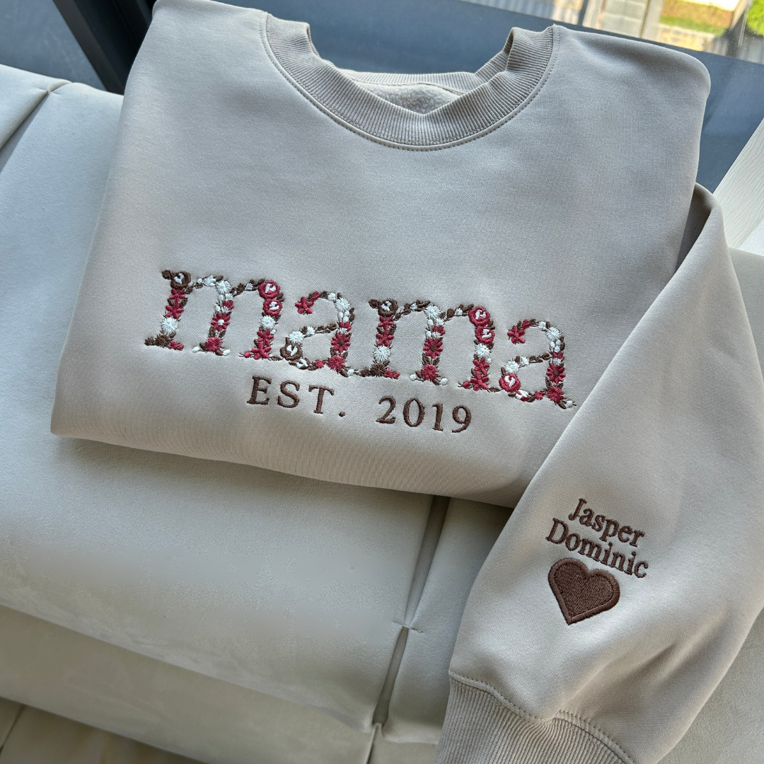 Sweat maman personnalisé à broderie florale, année et prénoms sur la manche