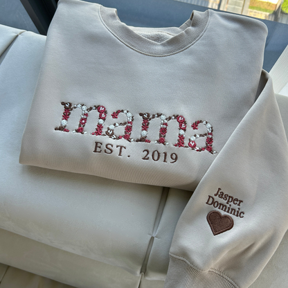 Sweat maman personnalisé à broderie florale, année et prénoms sur la manche