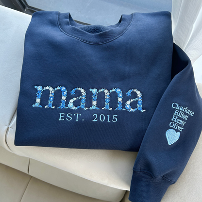 Sweat maman personnalisé à broderie florale, année et prénoms sur la manche