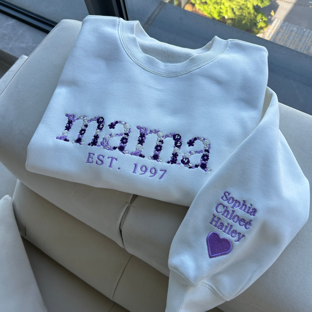 Sweat maman personnalisé à broderie florale, année et prénoms sur la manche