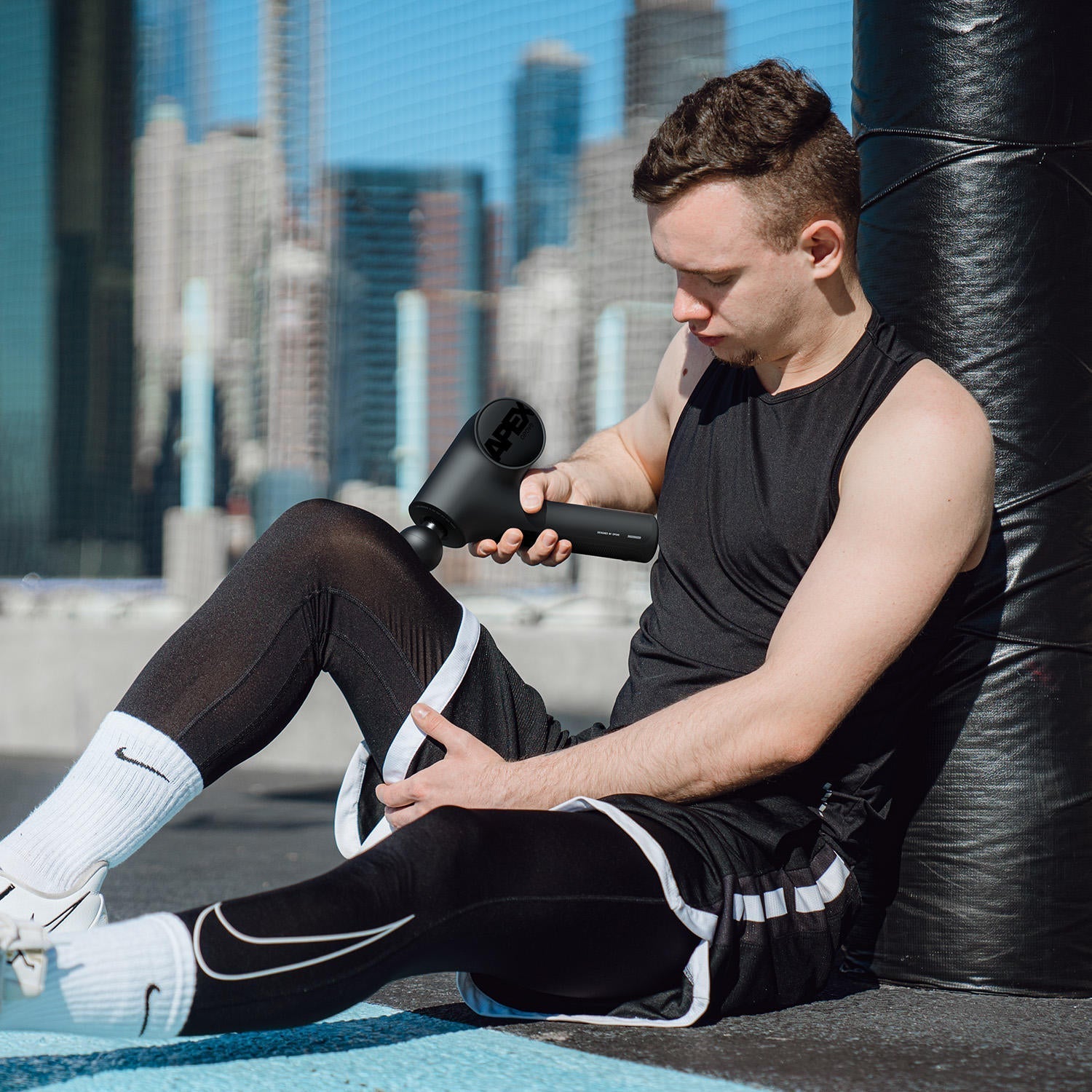 Massagepistole für Sport und Fitness | Handlicher Muskelmassager mit 45°-Griff und 14,5 mm Amplitude