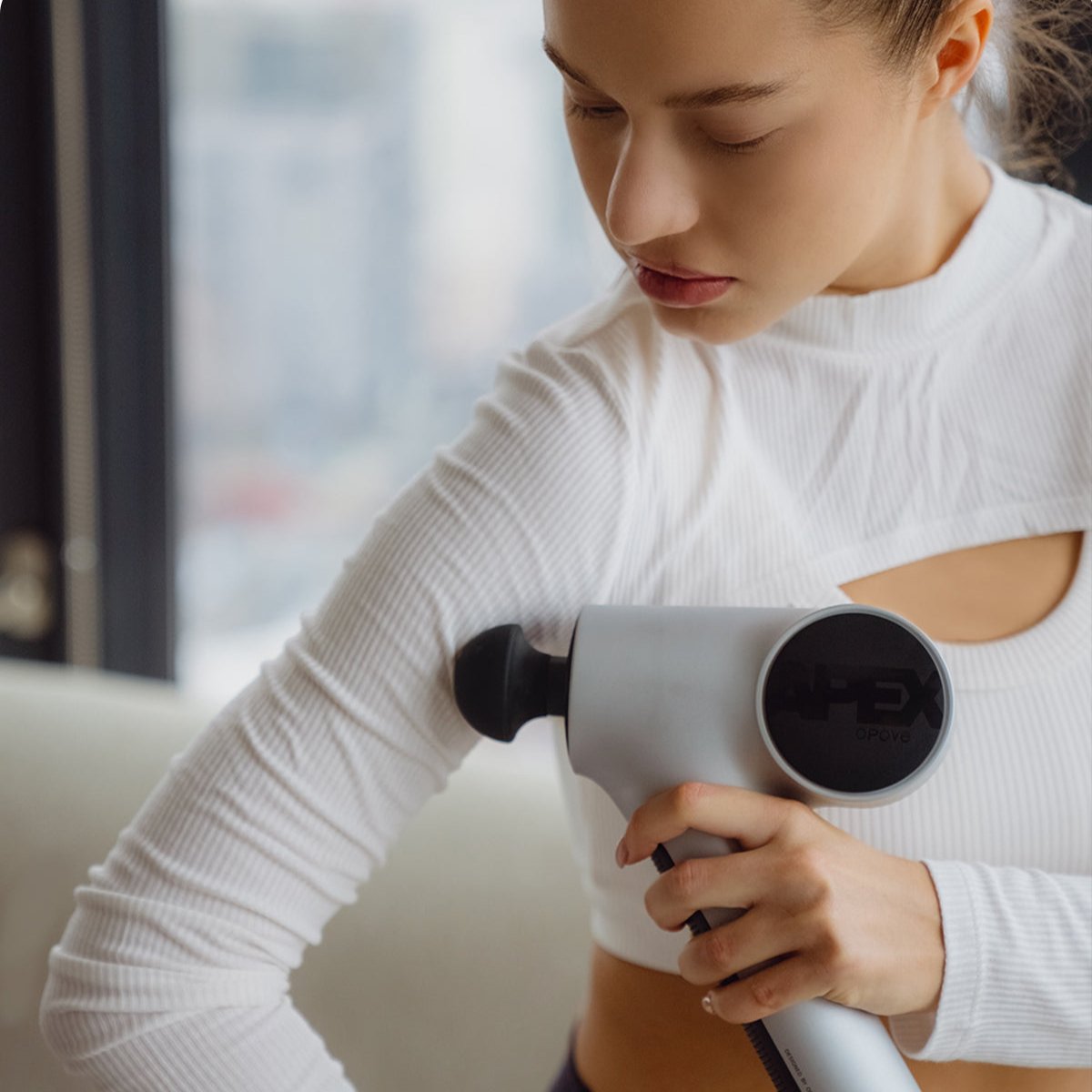 Massagepistole für Sport und Fitness | Handlicher Muskelmassager mit 45°-Griff und 14,5 mm Amplitude